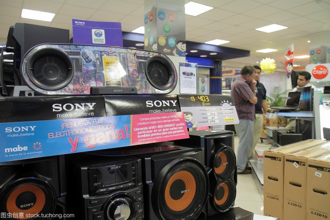 尼加拉瓜馬那瓜metrocentro,購物,中心中心購物中心商業庫拉索島零售,連鎖商店顯示,家用電子產品,索尼,音響,演講者品牌標志營銷,西班牙語西班牙人男人店員顧客出售