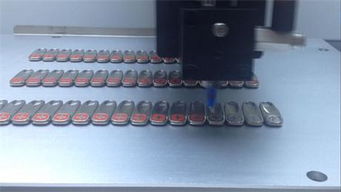 提升生產(chǎn)效率的五金飾品點膠機 從商標點膠到標牌上色的全方位解決方案